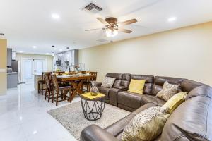 ein Wohnzimmer mit einer Ledercouch und einem Tisch in der Unterkunft Golf, Shop and Unwind Home 9 Mi to Ocean Inlet Park in Atlantis