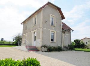 an old house with a driveway in front of it at Le gîte de la butte in Champagné-Saint-Hilaire