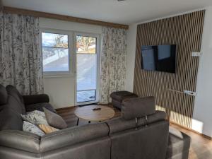 una sala de estar con un sofá y una mesa en Apartment Bergland, en Sankt Johann im Pongau