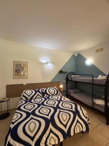 Un dormitorio con dos literas en una habitación. en Agriturismo Corte San Girolamo, en Mantua