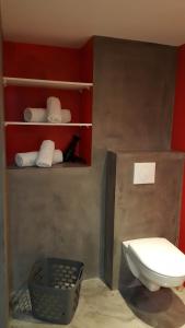 - Baño con aseo y cesta de toallas en Luxury studio near beaches and shops, en Perros-Guirec