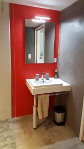 baño con lavabo blanco y pared roja en Luxury studio near beaches and shops, en Perros-Guirec 82 fotos más