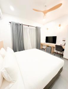 Giường trong phòng chung tại Raakani Dhigurah