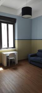 ヴィッラ・サン・ジョヴァンニにあるMola Mola Beach Houseのリビングルーム(青いソファ、椅子付)