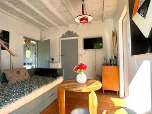 una sala de estar con un sofá y una mesa en The Duplex - Domaine De L'ô, en Bellacaud