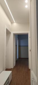 ヴィッラ・サン・ジョヴァンニにあるMola Mola Beach Houseの白い壁とウッドフロアの空間