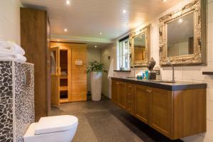 Ένα μπάνιο στο Private villa with jacuzzi, sauna & swimmingpool +36 φωτογραφίες