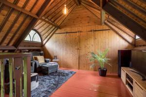 Μια τηλεόραση ή/και κέντρο ψυχαγωγίας στο Private villa with jacuzzi, sauna & swimmingpool