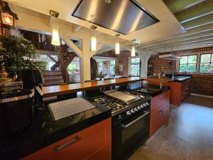 Η κουζίνα ή μικρή κουζίνα στο Private villa with jacuzzi, sauna & swimmingpool