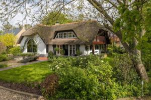 Κήπος έξω από το Private villa with jacuzzi, sauna & swimmingpool