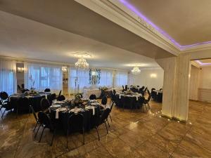 Un salón de banquetes con mesas, sillas y candelabros. en OWS Dorota, en Kolbudy