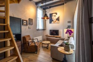 ミデルブルフにあるDe Koepoortのソファとテレビのあるリビングルーム