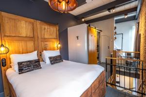 ミデルブルフにあるDe Koepoortの部屋にある大きな白いベッドのある寝室