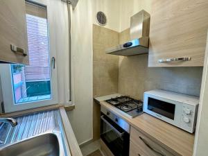 a small kitchen with a stove and a microwave at El Prestinée Box auto gratuito in Milan