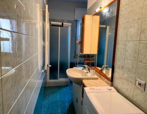 a bathroom with a sink and a toilet and a mirror at El Prestinée Box auto gratuito in Milan +8 photos