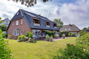 une maison avec un toit bleu sur une cour dans l'établissement Heefwai 2 - W4, à Morsum