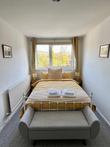 ein Schlafzimmer mit einem Bett mit zwei Handtüchern darauf in der Unterkunft Miners cottage(1840)Nr. Brecon,Tower Zip & Bike Pk in Aberdare