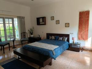 Una cama o camas en una habitación de The Beach Villa by Sunny Smiles