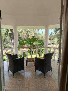 Un jardín fuera de The Beach Villa by Sunny Smiles