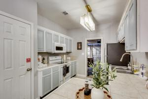 Una cocina o kitchenette en 1 Block to Beach Biloxi Townhome with Media Room