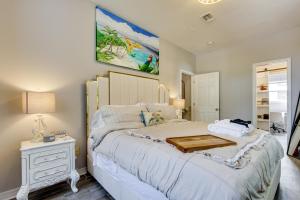 Una cama o camas en una habitación de 1 Block to Beach Biloxi Townhome with Media Room 28 fotos más