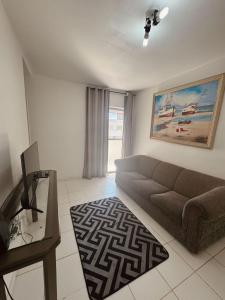 Paulo AfonsoApartamento Encontro das Aguas的带沙发和玻璃桌的客厅