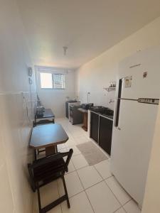 Paulo AfonsoApartamento Encontro das Aguas的配有冰箱和桌子的厨房