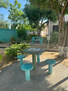 Paulo AfonsoApartamento Encontro das Aguas的公园里的野餐桌和凳子