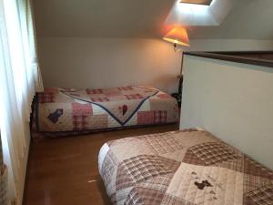 1 Schlafzimmer mit 2 Betten in einem Zimmer in der Unterkunft Cottage Morino Nakamatachi in Furano