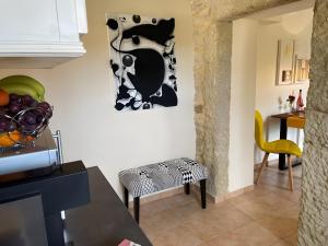 une cuisine et une salle à manger avec un bol de fruits sur le mur dans l'établissement Paradis de Provence Gite Jaune, à Le Pin