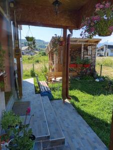 vista dall'esterno di una casa con patio di GUESTHOUSE TARA a Kolašin