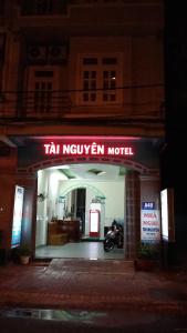 um sinal para um sobrinho de chá em frente a um edifício em Tai Nguyen Motel em Vung Tau