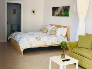 Postel nebo postele na pokoji v ubytování Zen Garden Studio