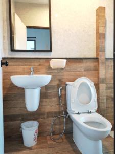 Ένα μπάνιο στο Phuket, Townhouse in Bangtao with Private Garden, Pet Friendly