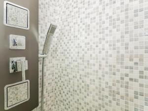 莱科Riva RealEstate - Como Lake的带淋浴的浴室和白色瓷砖墙壁 更多15张照片