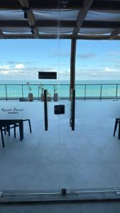 Una habitación con vista a la playa y al océano. en Kauai 201 Tamandaré, en Tamandaré