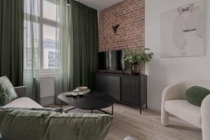 a living room with a couch and a table at Harbor Apartments - Aparthotel przy Rynku in Katowice