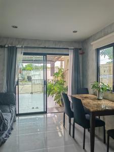 Χώρος καθιστικού στο Phuket, Townhouse in Bangtao with Private Garden, Pet Friendly
