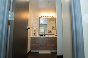 un baño con lavabo y espejo en Dallas Loft, en Dallas