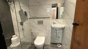 Ένα μπάνιο στο The Hotel Phoenix Inn +27 φωτογραφίες