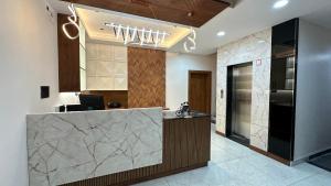 an office lobby with a marble counter top at The Hotel Phoenix Inn in Jāmb