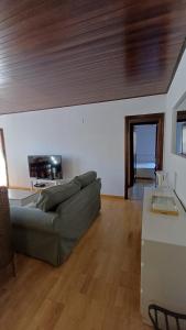 una sala de estar con un sofá y una mesa en APARTAMENTO SAPPORO VIELHA, en Vielha