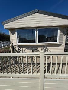 Balkón nebo terasa v ubytování Cosy Little Home By The Sea