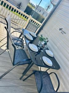 Balkón nebo terasa v ubytování Cosy Little Home By The Sea + 64 fotografií