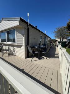 Balkón nebo terasa v ubytování Cosy Little Home By The Sea