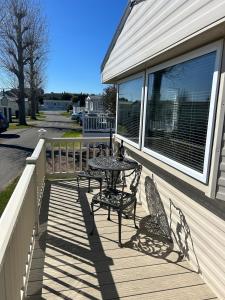 Balkón nebo terasa v ubytování Cosy Little Home By The Sea