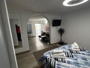 フンシャルにあるApartamento Santa Luciaのベッドルーム1室(ベッド1台付) +1枚の写真