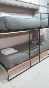 deux lits superposés posés sur une étagère dans une pièce dans l'établissement Studio Arena y Sol - MDQ Güemes, à Mar del Plata 9 autres photos