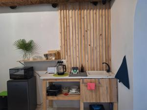 ベラ・ベラにあるLemón Cottageのコンピューターが置かれたテーブルのある部屋の机
