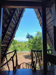 ハバラナにあるHabarana Chena Hut - Air conditioning Private Cabana with Balconyの窓付きの家の玄関からの眺め